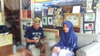 Seniman sedang beraksi