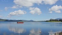 Berkeliling dengan danau dengan kapal wisata