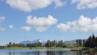 Panorama danau diateh dengan view gunung Talang