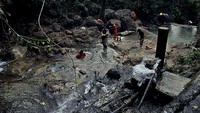 Bersihkan lumpur di sungai (Silvia Faradila - ACI)