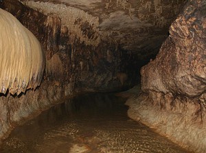 Menemukan Surga di Dalam Perut Goa Cipicung, Sukabumi