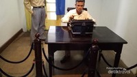 Ruang pengetikan naskah Proklamasi, oleh Sayuti Melik