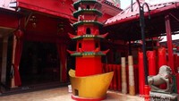 Menara di bagian depan klenteng