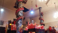 Altar utama dengan ornamen naga