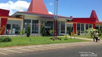 Arsitektur khas sumba yang diadopsi sebagai atapnya