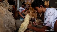 Para pengrajin ukir dengan telaten menghasilkan karya seni tinggi.