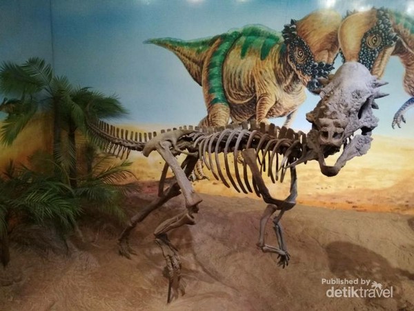 Replika dinosaurus di museum