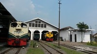 Kereta api diesel (kiri) sudah tidka berfungsi