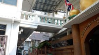Gang di antara Haroon Mosque dan pemukiman warga