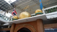 Tampak depan gerbang Haroon Mosque