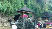 Halaman tengah Pura Goa Lawah