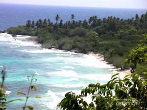 Menerjang Ombak Ganas Demi Kecantikan Pulau Lingai