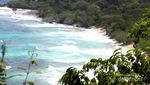 Menerjang Ombak Ganas Demi Kecantikan Pulau Lingai