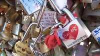 Gembok Cinta (Sumber: kikyokta.wordpress.com)