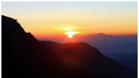 Mentari yang mengintip dari balik bukit