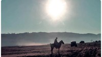 Keseksian yang terpancar dari Bromo saat siang hari