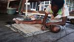 Mengagumi Keindahan Lukisan Kayu di Pulau Asei, Papua