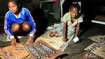 Mengagumi Keindahan Lukisan Kayu di Pulau Asei, Papua