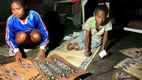 Para pengrajin sedang melukis di atas kulit kayu (dok. Bayu Maitra/ACI)