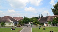 Kesejukan halaman dalam Museum Benteng Vredeburg.