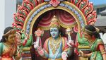 Mengagumi Sri Krishna di Sri Mariamman Temple, Singapura