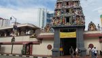 Mengagumi Sri Krishna di Sri Mariamman Temple, Singapura