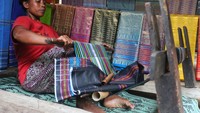 perempuan Sade yang jago bikin songket.jpg