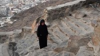 Sepertiga perjalanan mendaki gunung batu, melalui tangga yang telah dibuat walaupun tidak sempurna. Tidak semua anak tangganya baik