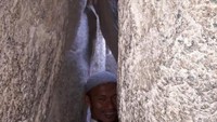 Pintu masuk menuju bagian depan Gua Hira, harus satu satu dan bergantian antara yang masuk dan keluar