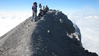 Para Pendaki di salah satu sisi Merapi