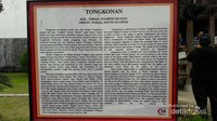Penjelasan tentang mengapa Budaya Toraja dan Batak hampir sama. Tulisan ini diletakkan di depan miniatur Tongkonan.