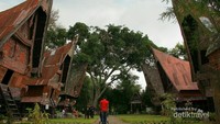 Rumah Bolon (Rumah Adat Batak) di Museum Batak, Balige, Sumatera Utara. Bentuknya mirip dengan Tongkonan, yang membedakan hanya ujung atapnya yang runcing.