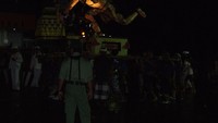 Sampai malam hari, ogoh-ogoh masih diarak