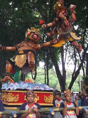 Mengarak Ogoh-ogoh di Bali, Seru Banget!
