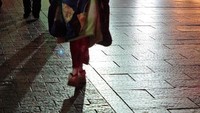 Geisha yang berjalan tergesa-gesa