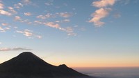 Berada di atas awan