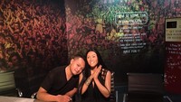 Berfoto dengan Anggun
