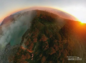Mengejar Matahari di Kawah Ijen