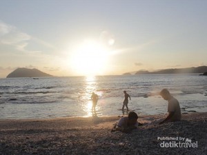 Mengejar Senja di Pantai Lhok Keutapang, Aceh