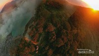Biru yang terselimut asap dari kawah yang berada d idekat bluefire