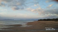 Pantai dengan pasir yang luas