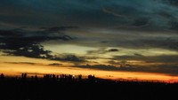 Para penanti sunset dari kejauhan
