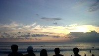 Banyak wisatawan yang datang ke Pantai Kuta untuk melihat sunset
