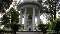 Makam Bosscha di lingkungan perkebunan teh yang asri.
