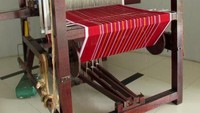 Alat tenun dan kain ulos