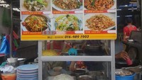 Berbagai masakan khas Penang ditawarkan di kedai-kedai sepanjang Campbell Street.