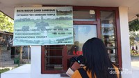 Tarif masuk candi yang ada di loket.