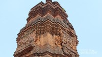 Detail bentuk bangunan Candi Brahu yang berbeda dengan candi pada umumnya. Tubuh candi berlekukdan atap yang datar.