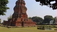 Komplek candi ini terlihat terawat dan terjaga kebersihannya. Sehingga pengunjung betah untuk berlama-lama di sini.