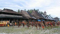 Tarian perang rakyat Desa Bawomataluo (dok.detikTravel)